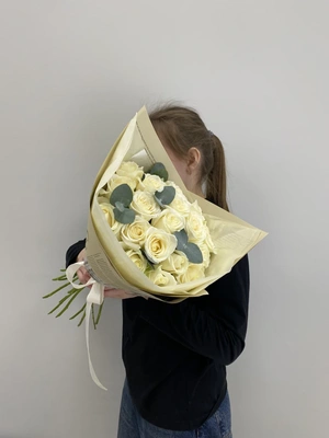 Букет из роз Аваланж с эвкалиптом (19шт)