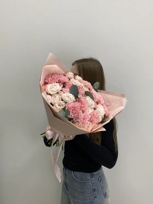 Сборный букет из пионовидных кустовых роз, гвоздик и эвкалипта