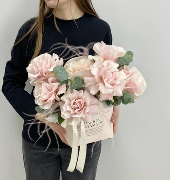 Композиция из  французских роз Пинк Мондиаль с эвкалиптом в сумочке