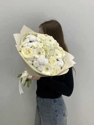 Сборный букет с гортензией, герберами, хризантемой Сантини