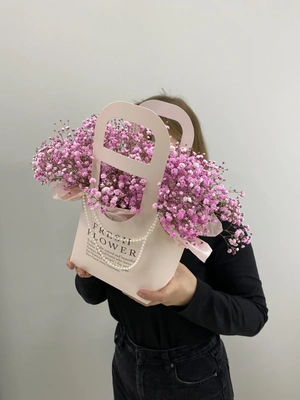 Композиция из розовой гипсофилы в сумке