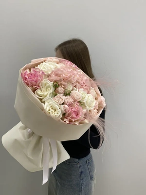 Сборный букет с гортензией, пионовидной кустовой розой и эквадорскими розами