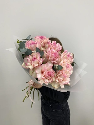 Букет из Французских роз Эсперанс с эвкалиптом (9шт)