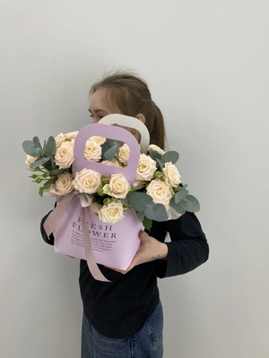 Композиция из Кустовых роз с эвкалиптом в сумке