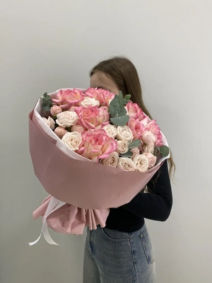 Сборный букет с французскими розами Эсперанса и пионовидными кустовыми розами с эвкалиптом