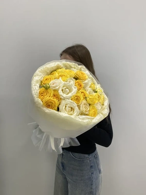 Букет с розами Аваланж и кустовыми пионовидными розами