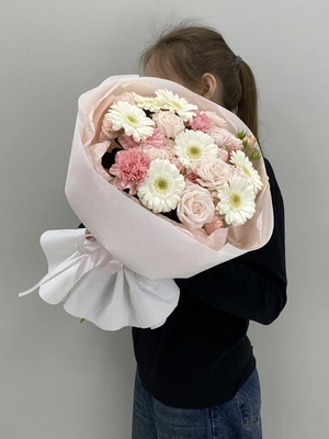 Сборный букет с герберами и кустовыми пионовидными розами