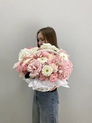 Сборная композиция в корзине с гортензией, французской розой Пинк мондиаль, герберами, пионовидными кустовыми розами и озотамнусом