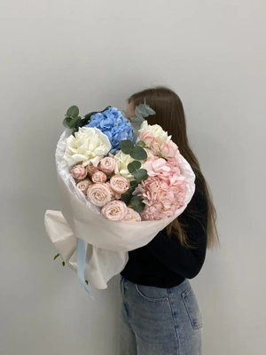 Сборный букет с гортензией, пионовидной кустовой розой и французской розой Плайя бланка с эвкалиптом