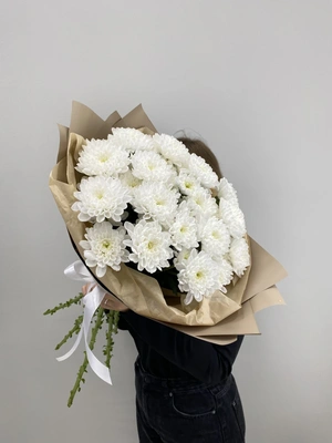 Моно букет из белой махровой хризантемы (7шт)